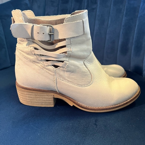 Cream suede booties - Picture 4 of 9